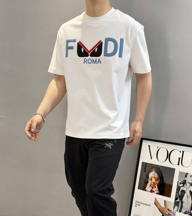 Fend*芬-迪25S春夏新款圆领短袖.男女同款！宽松舒适版型.极为经典小怪兽造型是整个造型的亮点.对于Fd的经典演绎.高温烫画发泡工艺.优质260G纯棉面料.