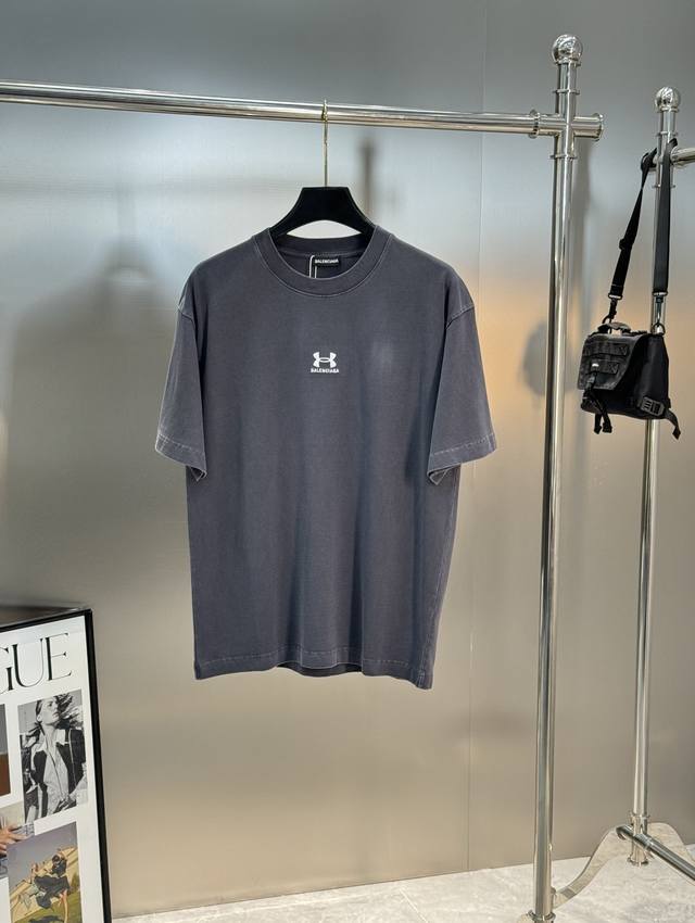Balenciaga巴黎世家25S最新高版本！男女同款！Balenciaga巴安德玛联名款T恤.进口机器刺绣工艺.高克重320G水洗面料.宽松版型！颜色：米白.