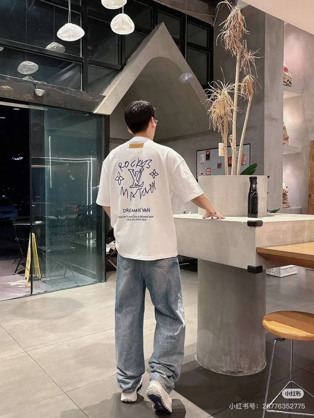 驴牌新款潮牌T恤.小红书同步！！男女同款！Lv秀场员工服短袖T恤，选用260克双纱平织棉面料打造，双面蓝色色彩立体印花工艺，后领原版品牌Logo标识。螺纹针织领