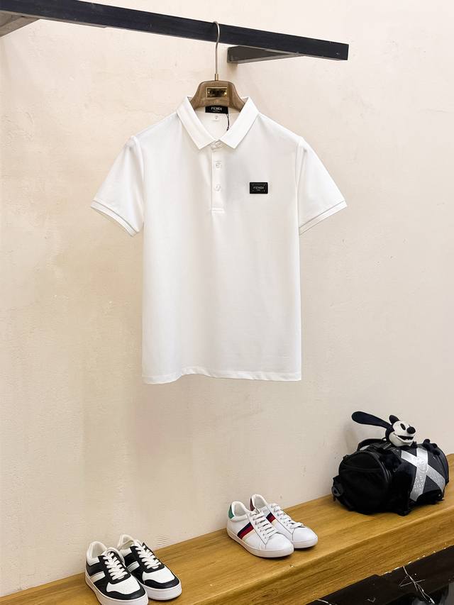芬迪 2025春夏新款男士标识短袖Polo衫，延续经典商务休闲翻领Polo恤.该款Polo衫采用丝光双面棉质珠地面料制成，隽永设计可跨越时尚潮流。经典款型，2品