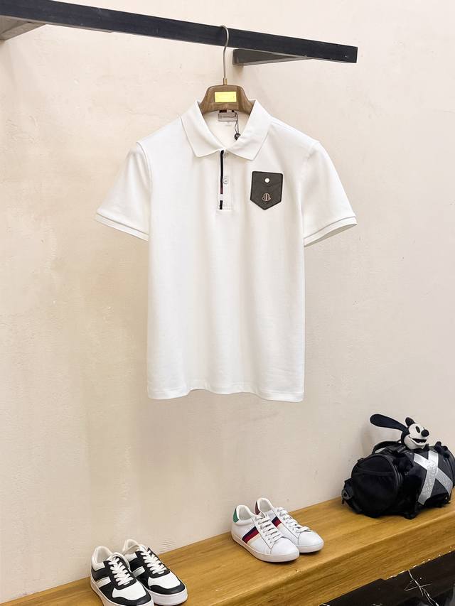 蒙口 2025春夏新款男士标识短袖Polo衫，延续经典商务休闲翻领Polo恤.该款Polo衫采用丝光双面棉质珠地面料制成，隽永设计可跨越时尚潮流。经典款型，2品