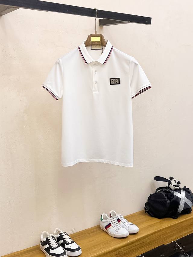 古驰 2025春夏新款男士标识短袖Polo衫，延续经典商务休闲翻领Polo恤.该款Polo衫采用丝光双面棉质珠地面料制成，隽永设计可跨越时尚潮流。经典款型，2品