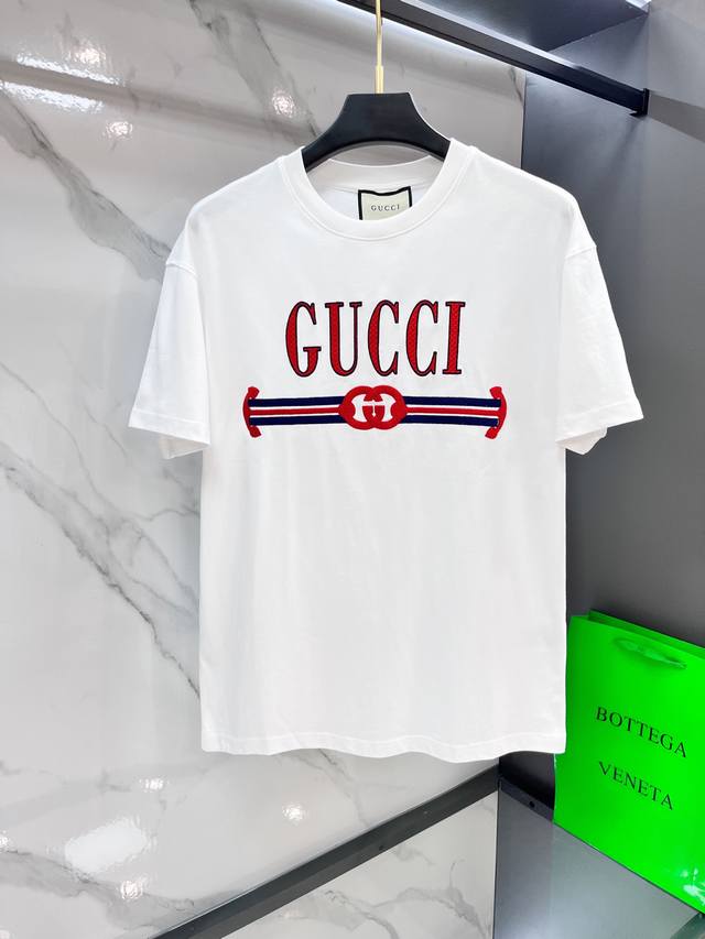 Gucci 2025年春夏季男士新款圆领短袖T恤。贸易公司订单，意大利定制精梳棉面料，以天然植物纤维提炼出来，手感柔软，穿着舒适，完全不易有刺激皮肤，这样的面料