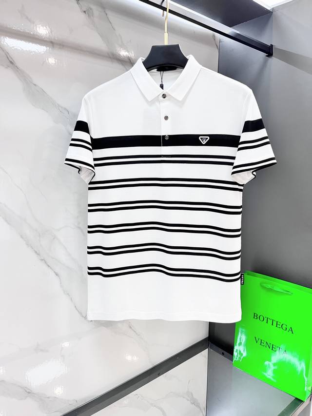 Prada 2025新款高端商务Polo 白领 单位人士必入单品！ 休闲商务翻领短袖，科技面料，体感非常棒，手感顺滑质感很棒！弹性好，无任何束缚感，面料自带透气