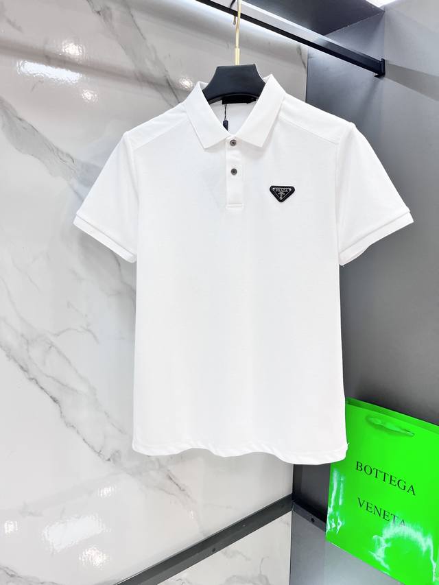 普拉达 2025新款高端商务Polo 白领 单位人士必入单品！ 休闲商务翻领短袖，科技面料，体感非常棒，手感顺滑质感很棒！弹性好，无任何束缚感，面料自带透气网孔