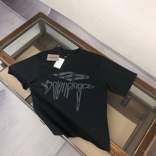 高品质 Balenciaga 巴黎世家 2025最新款印花字母Logo短袖T恤～ 新款短袖 采用定织面料，质地柔软且具有良好的透气性，即便在炎炎夏日也能保持肌肤