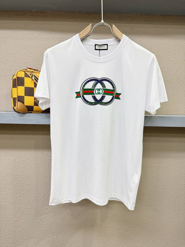 Gucci古奇 顶级品质 2025款新品短袖！精选顶级原版面料，手感柔软。顶级进口私货，时尚设计潮流短袖，不失奢华 品质毋庸置疑 上身效果超赞，奢华官网同款！尺