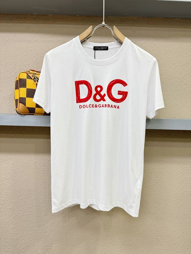 Dg杜嘉班纳 顶级品质 2025款新品短袖！精选顶级原版面料，手感柔软。顶级进口私货，时尚设计潮流短袖，不失奢华 品质毋庸置疑 上身效果超赞，奢华官网同款！尺码