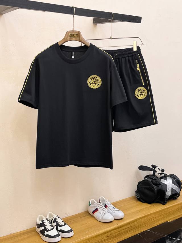 范思哲 春夏顶级经典短袖套装，精致工艺专柜面料，顶级元素融合打造，经典短袖3标齐全，潮男时尚，无论是上身舒适度还是都是无可比拟的存在，可以说是夏日必备人手一套