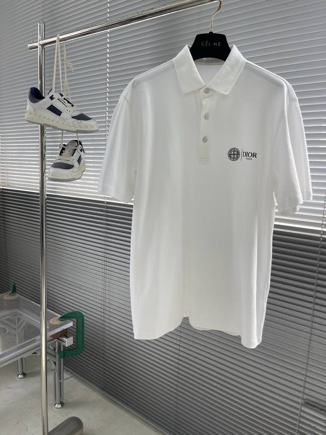 Jf58056 迪奥Polo 系列 季度：2025春夏 颜色：黑色 白色 尺码: M-4Xl 版型：微阔版型 克重：220克重 成份：100%棉 珠地莫代尔 工