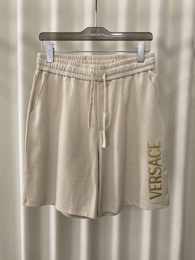 Versace.夏季新品字母立体印花标识冰氧棉休闲短裤，正面左侧饰品牌字母印花元素、重释品牌标志性设计，弹性松紧腰边带抽绳，两个侧袋+背面贴袋设计，定制240克