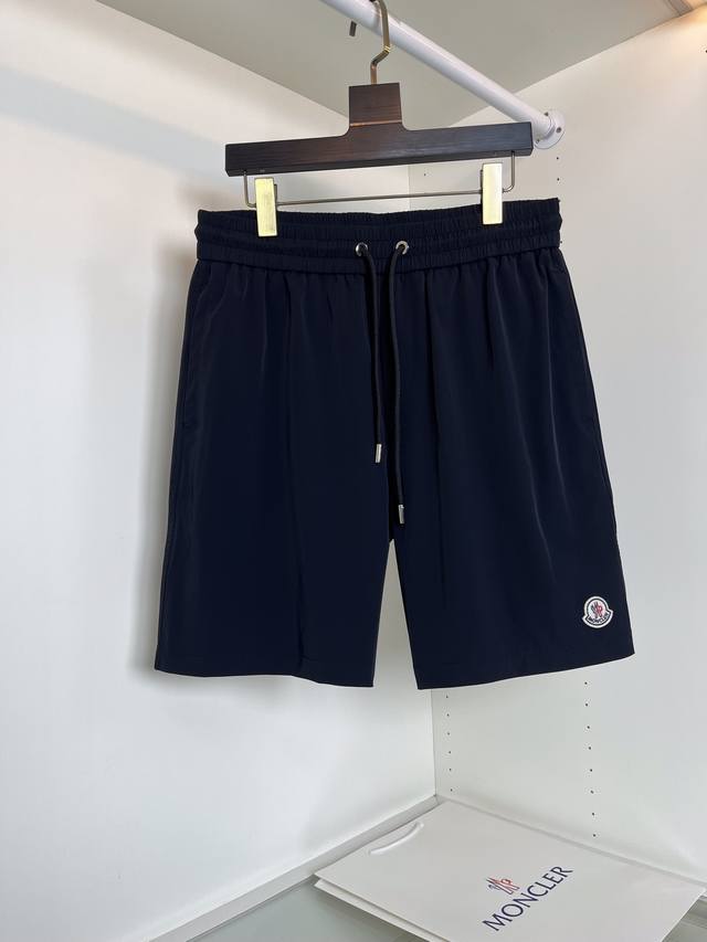 蒙**口Mon**Er 2025夏季！经典款 品牌绣章拉链百搭松紧腰休闲五分裤！！很经典的一款，松紧腰 两侧插袋 前后标志设计 前面绣章的装饰 后口袋三色拉链点