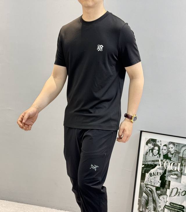 Loew*E罗意威25S夏季男士圆领短袖.联名昂跑原单品质！高品质190G丝光棉面料.超柔软超级质感 舒适柔软透气.胸口立体烫画品牌图形.简单点缀 清新自然，其