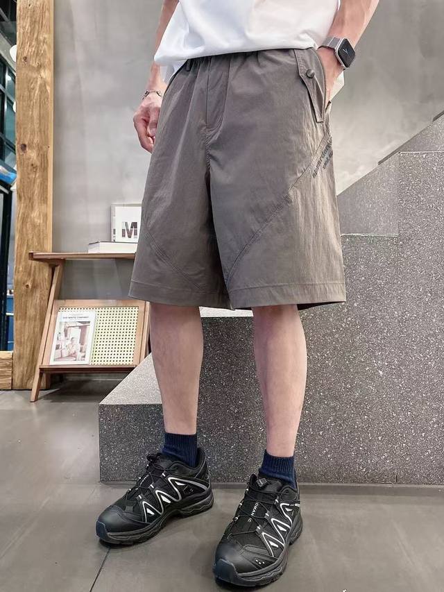 大王休闲裤 季度：2025夏款 尺码：M-3Xl 版型：宽松休闲裤 工艺：特种纱线 超细、异形结构纱使面料轻量20%左右 布表面做防水功能，加特殊后整形成布面微