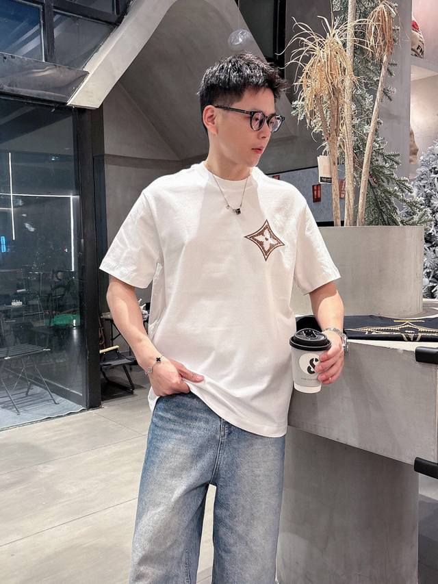 2025年春夏系列 H8006 1.颜色：黑色 白色 铁灰 2.尺码:M-5Xl 3.版型:微阔短袖T 4.成份:潮棉平纹面料，245克重，100%纯棉，手感挺