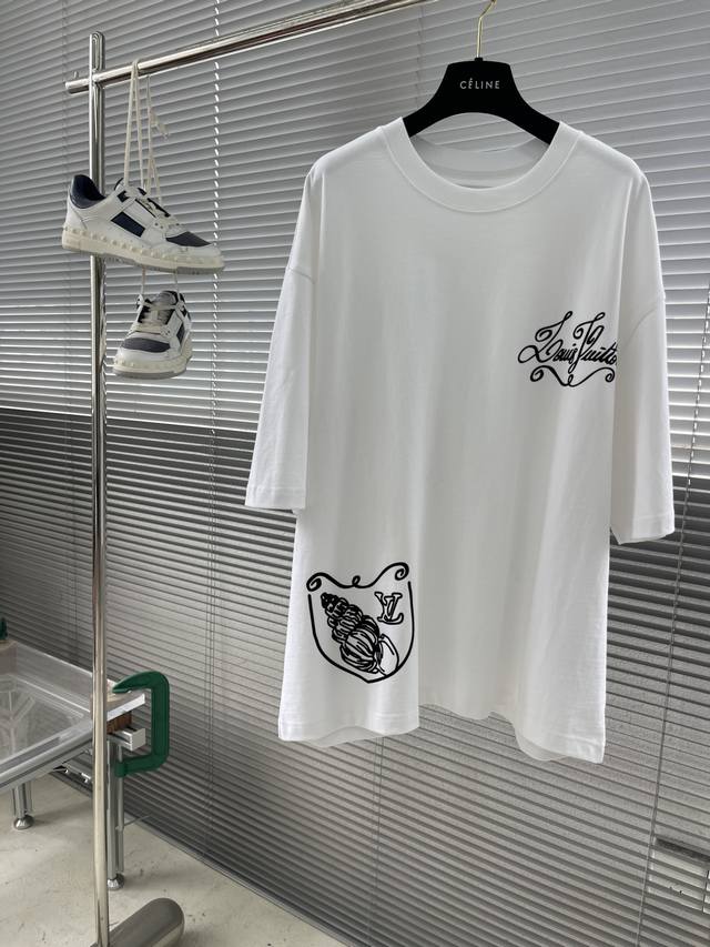 高版本 驴牌 25春夏新品宽松版型短袖T恤，采用定制340G高克重棉面料，非常有质感，胸口重工立体植绒 袖口下摆均做旧磨破，紧跟时尚潮流。 Oversize 版