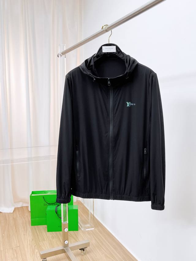 Lv 路易威登 24Ss新款防晒服经典款轻薄外套，高端定制披风衣，时尚休闲防晒，穿着性极高，百搭款！定制定坊的防晒面料具有良好的弹性和透气性，手感软糯舒适，款式
