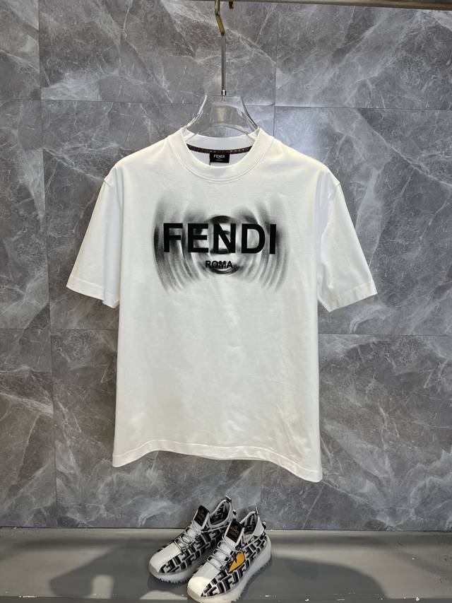 Fendi芬迪 2025Ss春夏高品质高克重索罗纳纯棉T恤，工艺品级别，重工工艺，尊享好货，车线做工符合精品要求，超级好搭配，品质及剪裁设计都堪称一流，高定面料