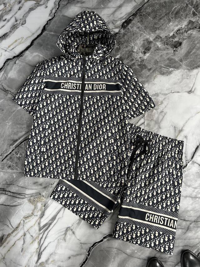 Dior 迪奥 2025春夏Gw专柜新品 顶级原单时尚男士短裤运动休闲套装。 帽子可拆卸 立体剪裁设计型格简约不失精炼，轮廓感优越，带来全新的夏天穿着体验，凸显