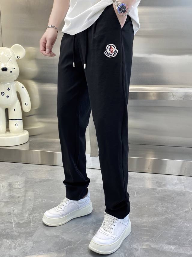 蒙口 顶级货品 2025春夏新款休闲裤！品牌经典Logo休闲裤 ，定制面料，舒适度极好，手触感强烈。辨识度极高，完美品相工艺。 尺码：M-3Xl