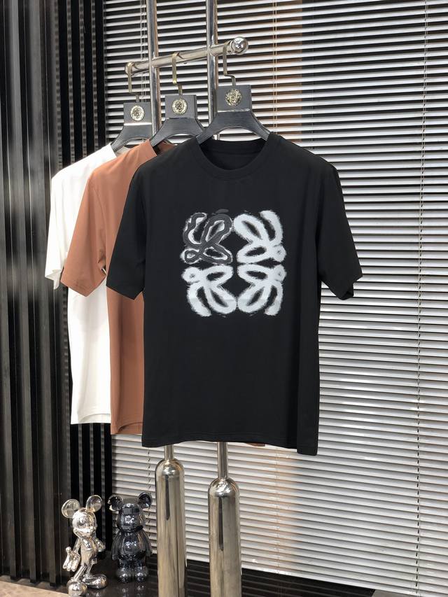 罗意威。2025春夏新品时尚圆领短袖高级定制百搭款式！更有实用感 任何人都可以轻松驾驭 采用双丝光面料制作，奢华经典品牌Logo设计，G非常显档次懂货的必须入！