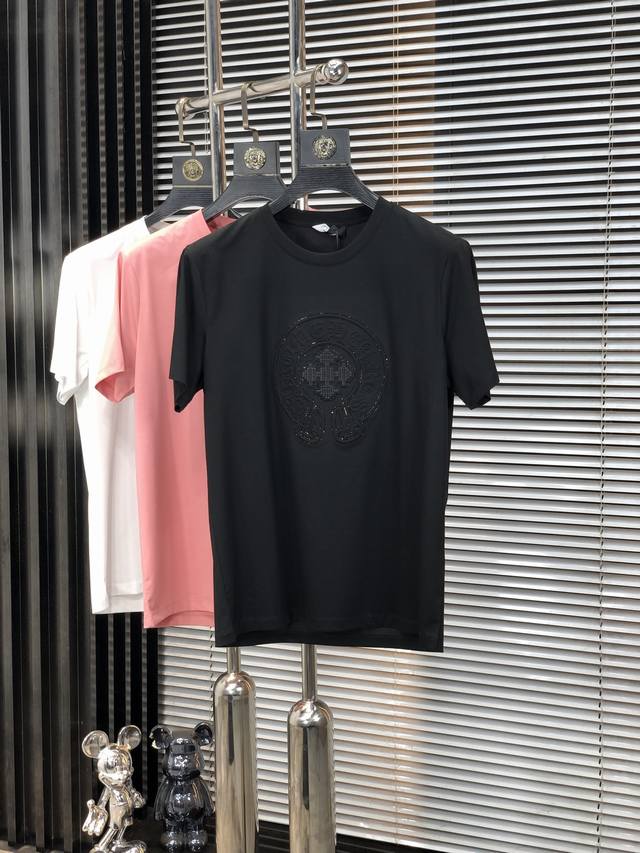 克罗心。2025春夏新品时尚圆领短袖高级定制百搭款式！更有实用感 任何人都可以轻松驾驭 采用双丝光面料制作，奢华经典品牌Logo设计，G非常显档次懂货的必须入！
