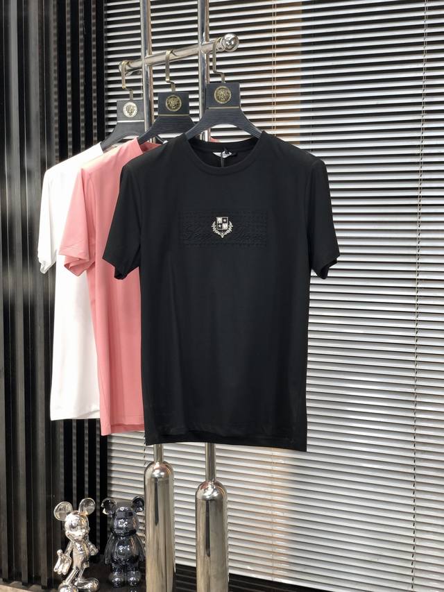 Lp。2025春夏新品时尚圆领短袖高级定制百搭款式！更有实用感 任何人都可以轻松驾驭 采用双丝光面料制作，奢华经典品牌Logo设计，G非常显档次懂货的必须入！版