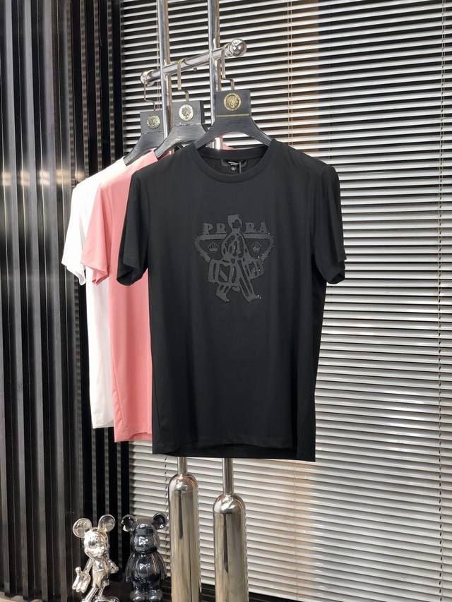 普拉达。2025春夏新品时尚圆领短袖高级定制百搭款式！更有实用感 任何人都可以轻松驾驭 采用双丝光面料制作，奢华经典品牌Logo设计，G非常显档次懂货的必须入！