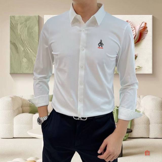Prad普拉达 高端休闲系列！2025早春新品专柜休闲长袖衬衫！品牌最新元素Logo重工设计 无痕剪裁 进口80支的超高支纱棉，手感柔滑舒适，弹性佳 软软细腻