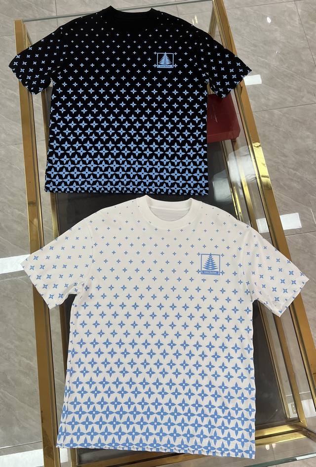 新品 Lv驴家 补单爆款 2025春夏新款首发专柜最新款短袖圆领T恤 高端订制 品牌Log最新立体压胶印花工艺，时尚洋气，大牌范儿十足，高端定制丝光云朵棉面料.