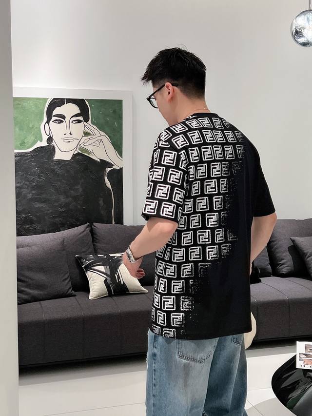 芬迪 微阔版型 2025早春新款首发 专柜最新款欧美棉短袖圆领T恤 高端订制 设计前卫！重工艺设计 定制面料.手感柔软.穿着舒适.专柜级别精致车线.做工精细.上