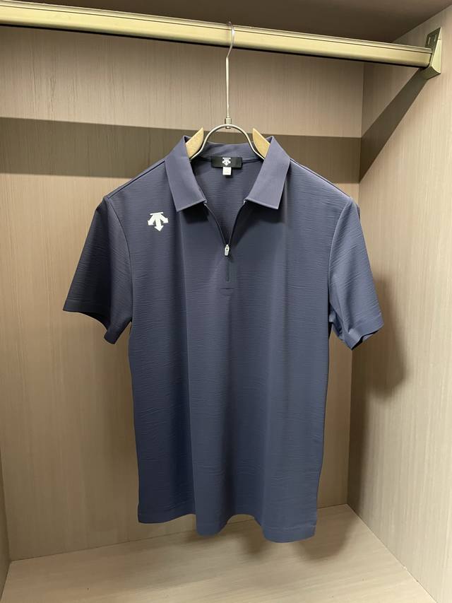 迪桑特 2025春夏 经典的Polo领设计，搭配简洁的单排扣，线条利落流畅，巧妙修饰颈部线条，彰显优雅绅士格调。左胸处精致的品牌标识，采用无痕压胶工艺，细腻而平