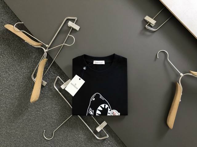 Mon**阔版版型M-Xxl 顶级黑白字母贴鲨鱼圆领短袖，精致工艺专柜面料，顶级元素融合打造，经典短袖3标齐全，潮男时尚，无论是上身舒适度还是都是无可比拟的存在