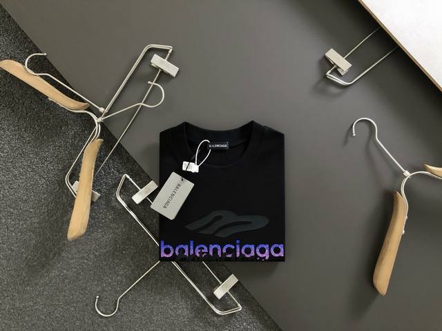 Ba**合身版型Xs-L 最新最顶级系列彩色字母闪粉原单短袖，最顶级的品质专柜原单，顶级制作工艺进口面料，专柜款独特设计，采用进口高端订制进口丝线手感一流！官网