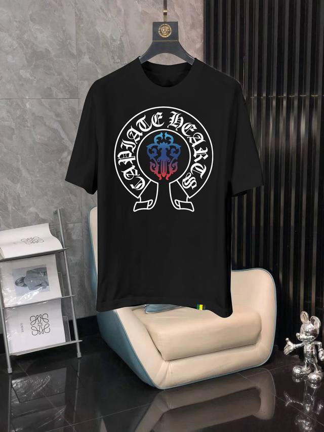 克罗心25Ss最新休闲T恤写字楼新品好货，重磅推荐款！！四季可穿的百搭基础款型，采用丝光珠地材质，搭配柔和翻领，衣身工艺秉承一致的精细做工，门襟纽扣均开模定制，