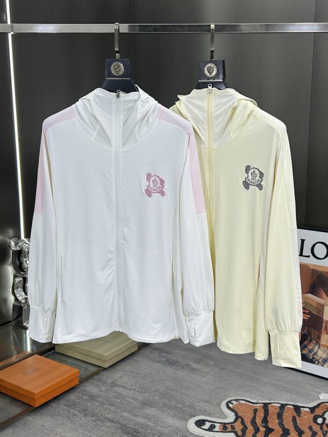 蒙口 经典款专柜休闲时尚薄防嗮服夹克外套连帽防晒，选用质感丝滑的优质高科技防晒面料，质感柔软，透气性佳，充分展现时尚风范。款式大气简洁，穿着轻便舒适，极具都市奢