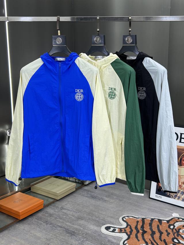 Dior 经典款专柜休闲时尚薄防嗮服夹克外套连帽防晒，选用质感丝滑的优质高科技防晒面料，质感柔软，透气性佳，充分展现时尚风范。款式大气简洁，穿着轻便舒适，极具都