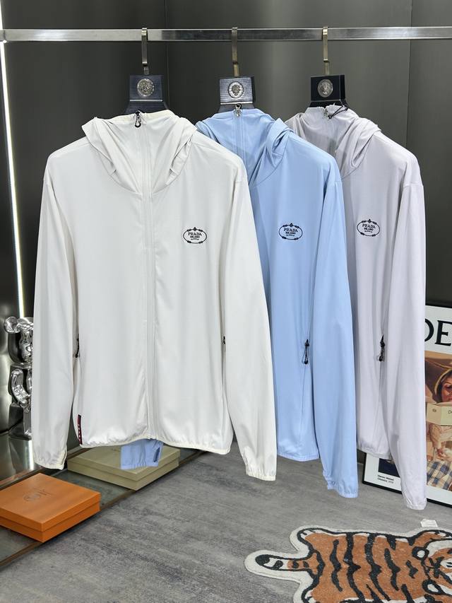 普拉达 经典款专柜休闲时尚薄防嗮服夹克外套连帽防晒，选用质感丝滑的优质高科技防晒面料，质感柔软，透气性佳，充分展现时尚风范。款式大气简洁，穿着轻便舒适，极具都市