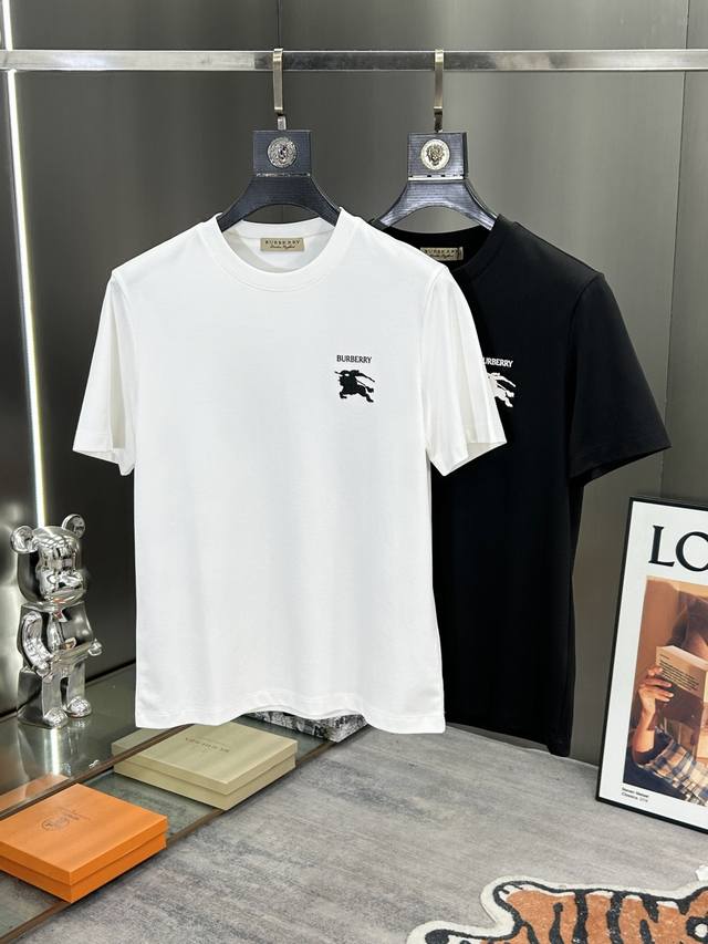 巴宝莉 2025新品男士休闲圆领刺绣短袖T恤 ，300克纯棉面料，简单大气的款式，甄选优质面料密度紧实久穿不易变形，微弹力柔软有质感，上身舒适性与透气性绝佳！的