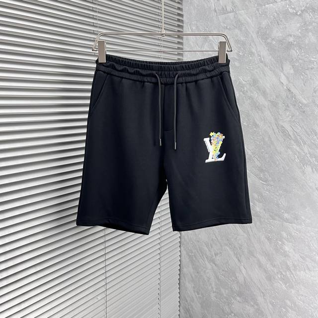 Lv’Ss25男士休闲短裤，堪称百搭单品，弹性松紧腰边抽绳设计，手感柔软、保型性好、低弹丝的构造使裤身弹性恰到好处，并且不易起皱！码数：M-Xxxl