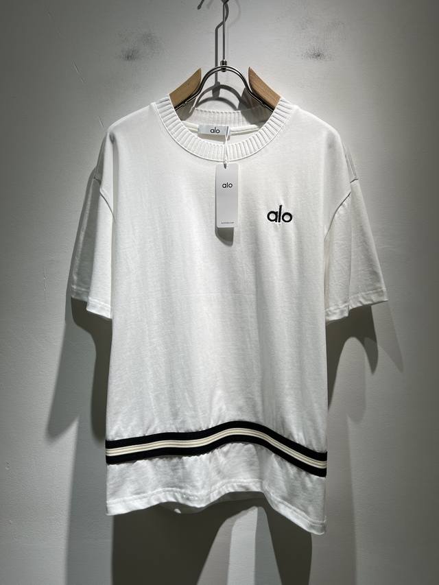 Alo2025春夏全新系列单品上线，非常时髦前卫的一款男女同款短袖T恤，标识Logo图案刺绣修饰！区别于以往的不同，宣示品牌传承多年的设计理念！其吸睛度完全不亚