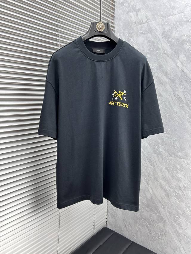 鸟2025春夏新款首发最新款短袖圆领T恤 高端订制 设计前卫时尚！品牌Logo重工艺设计 高端定制丝光长绒棉面料.手感柔软.穿着舒适.级别精致车线.做工精细.上