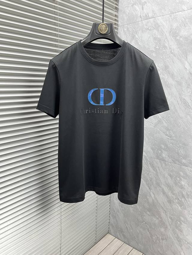 Dr‘’高定面料 2025春夏新品上市时尚经典圆领短袖时尚单品设计，更加时尚舒适，高标准定制，上身非常有型质感非常细腻，细节工艺精湛考究，塑造性极高的一款单品，