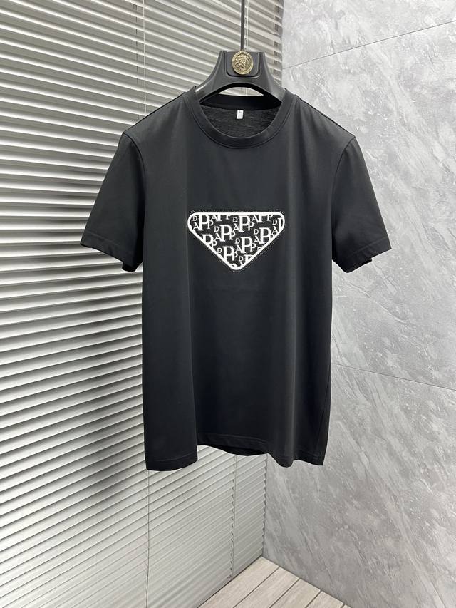 普拉‘’高定面料 2025春夏新品上市时尚经典圆领短袖时尚单品设计，更加时尚舒适，高标准定制，上身非常有型质感非常细腻，细节工艺精湛考究，塑造性极高的一款单品，