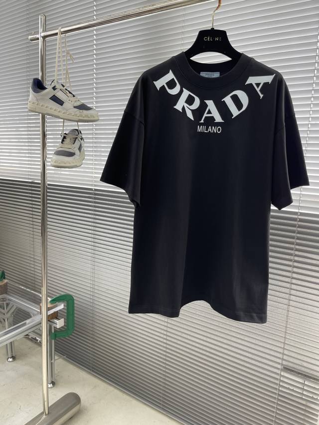 Prad 涂鸦字母Logo印花短袖T恤 280克定制双纱纯棉面料质感非常柔软舒服 搭配320克1X1螺纹 面料螺纹同缸定染无色差不易变形 定制 Os落肩宽松版型