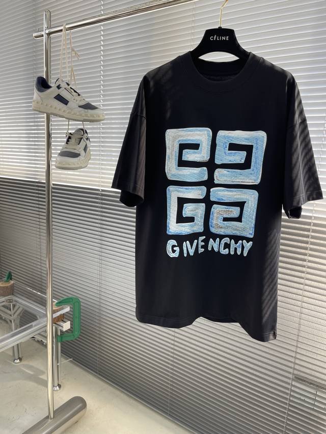 Gvc 高品质新款圆领标识Logo印花短袖T恤 厚板印花加拉浆，色彩鲜艳丰富，有层次感，凸起的图案，立体感超强，采用300克双纱面料，1*1索罗娜罗纹，宽松版型