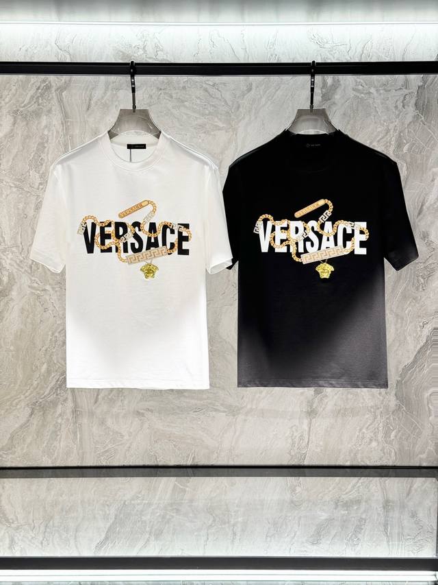 Versace 范思哲，2025夏季最新款，专柜同步有售，原单狠货，时尚休闲圆领短袖T恤，上身很有特点！吸睛而有亮点，进口原版面料，顶级刺绣工艺字母图案装饰Lo
