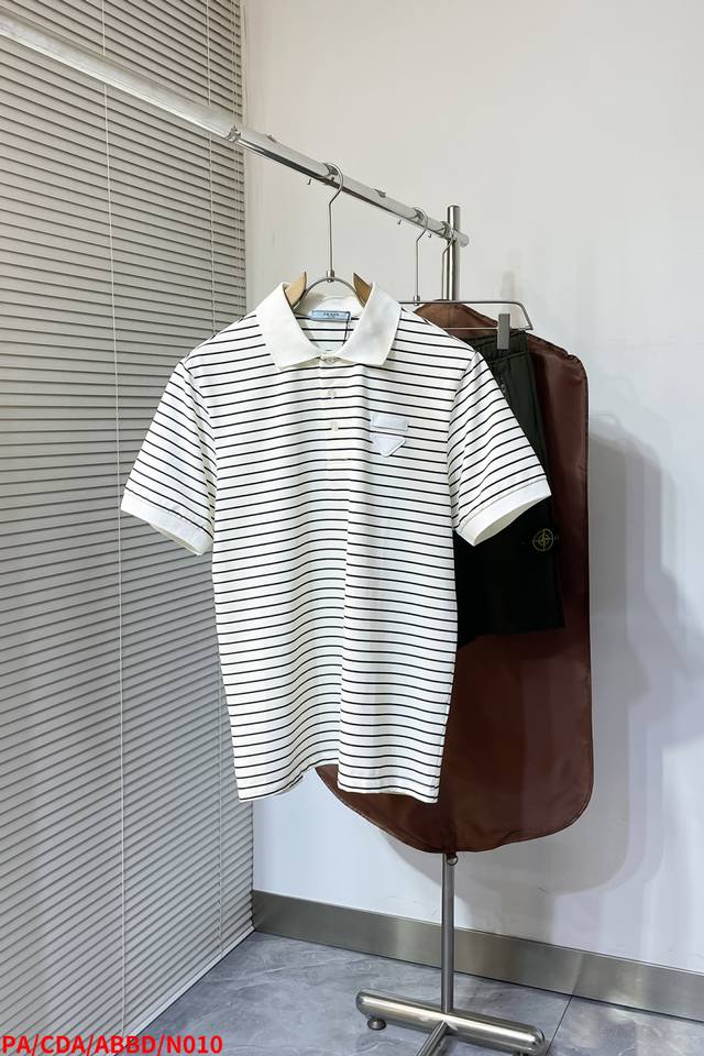 N010 Pa 普拉达 独家定制工艺款 ,同步2025Ss夏季新品，男士胸前经典徽标标识商务休闲撞色领短袖Polo衫！贸易公司渠道稀出，同步Gw发售！视觉颇为精