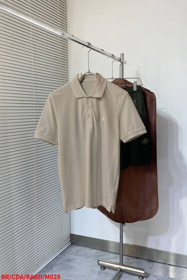 N028 Br 巴宝莉 独家定制工艺款 ,Bbr同步2025Ss夏季新品，男士胸前经典徽标标识商务休闲撞色领短袖Polo衫！贸易公司渠道稀出，同步Gw发售！视觉