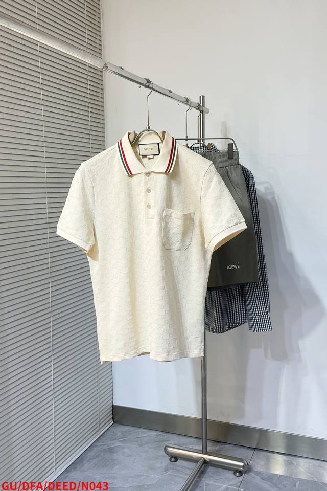 N043 Gu 古驰 2025春夏新款满身绣提花5色弹力棉衫 这款衫采用弹力珠地棉制作，搭配通体经典绣花，精致展现对比撞色美学。撞色条纹衣领为这款单品锦上添花。